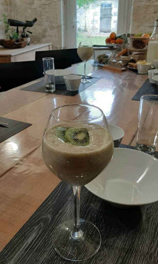 PETIT-DEJEUNER-BERRYCURIEN-SMOOTHIE-FRAIS-MAISON-BANANE-KIWI_